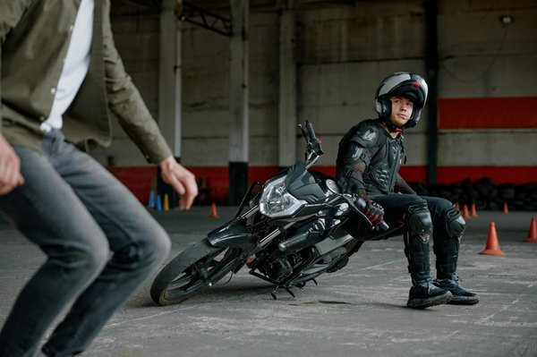 Découvrez l'airbag moto : sécurité et style combinés